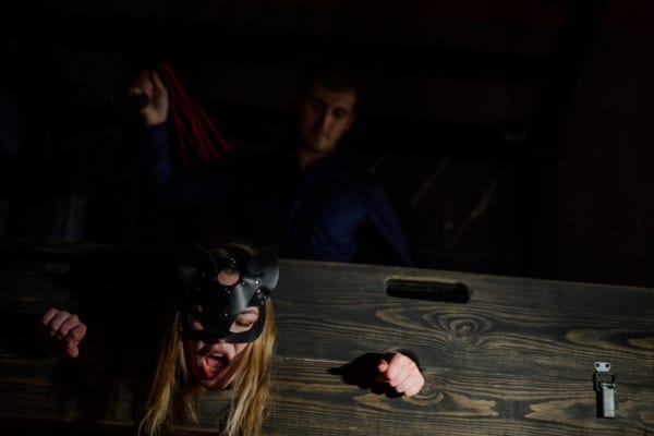 Mädchen in einer BDSM-Pillory gefesselt und ausgepeitscht