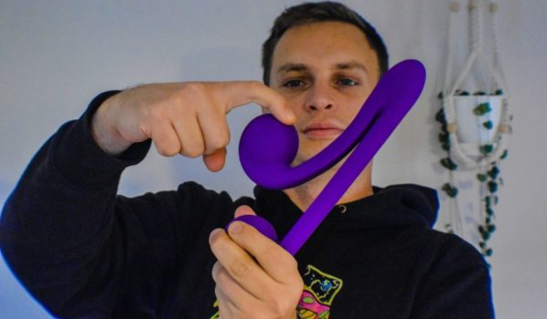 Luka hält Snail Vibe Dual-Vibrator