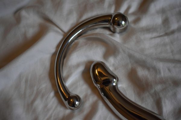 L’acier Capo and another stainless steel dildo