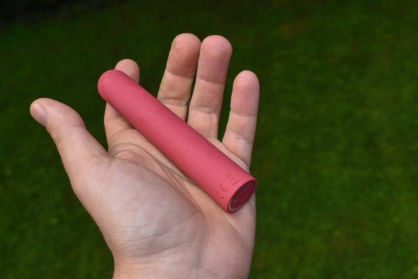 L’acier Capo bullet vibrator in a hand