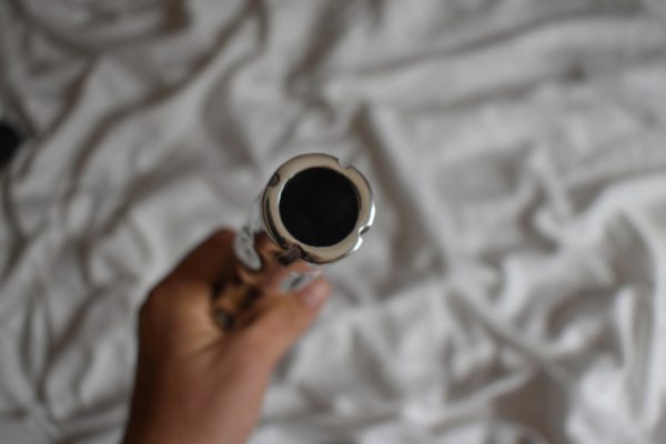 L’acier Capo hole for a bullet vibrator