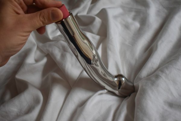 L’acier Capo on a bed sheet