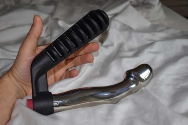 L’acier Capo with a handle