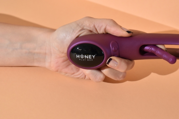 Hand showing Honey Play Box Tempo logo