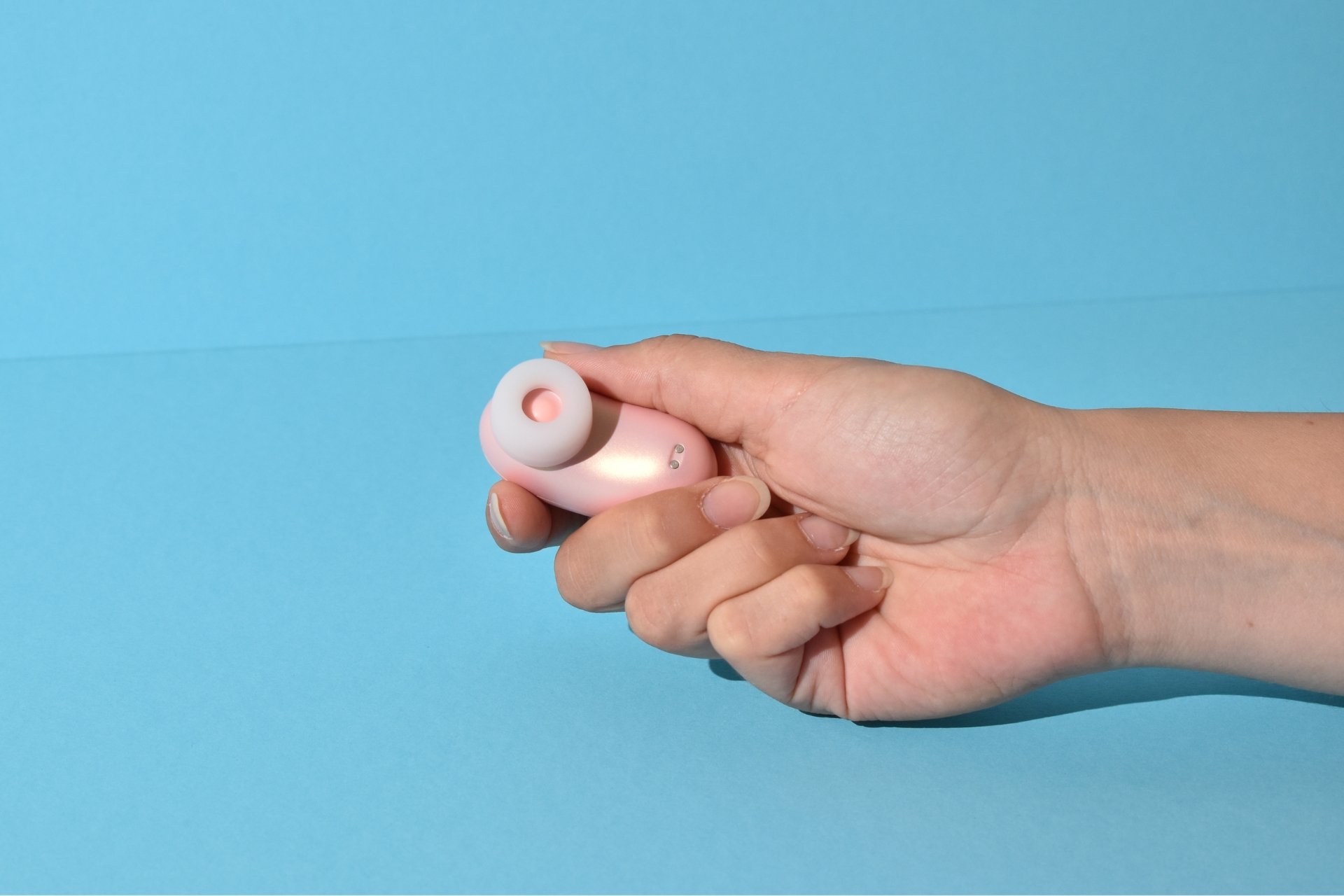 hand holding S HANDE Mini Earbud