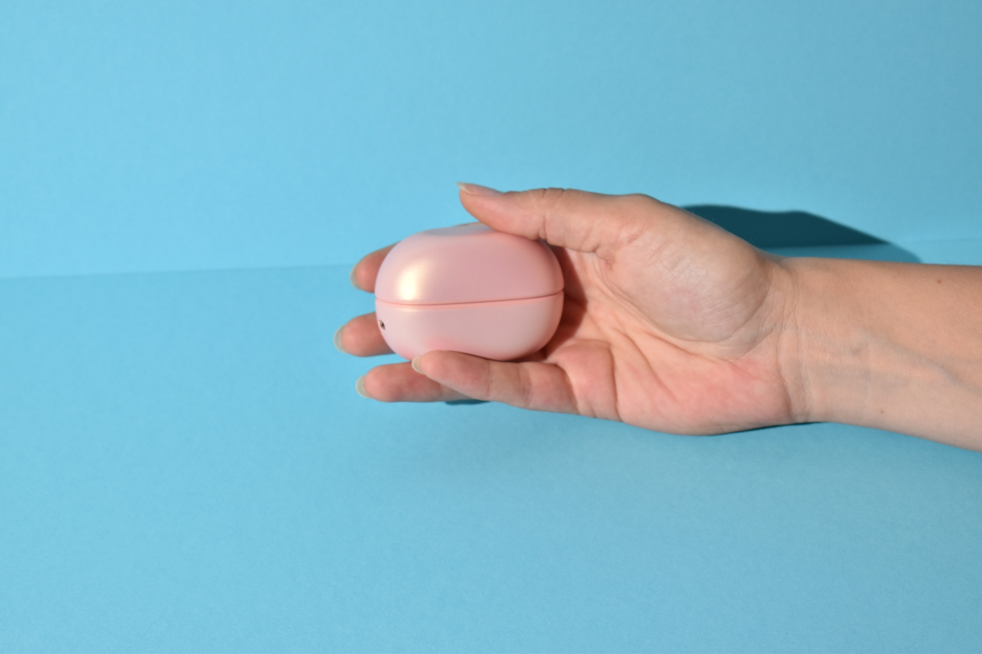 hand holding S HANDE Mini Earbud case