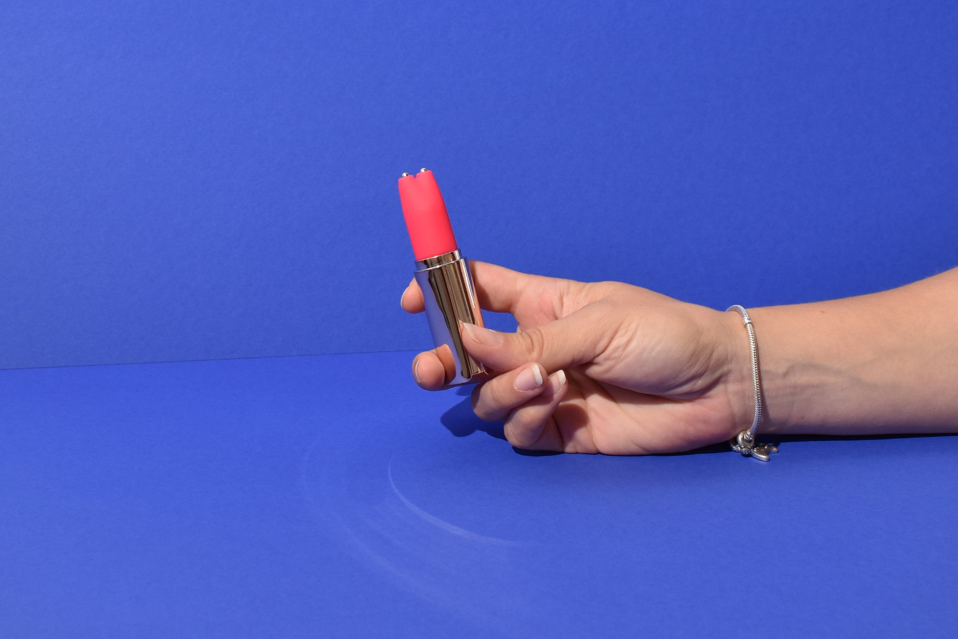 hand showing s hande betty lipstick