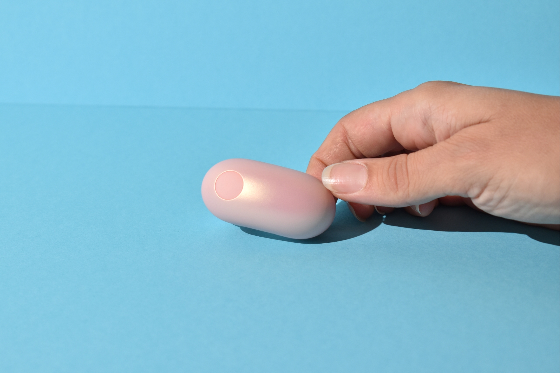 hand showing S HANDE Mini Earbud button