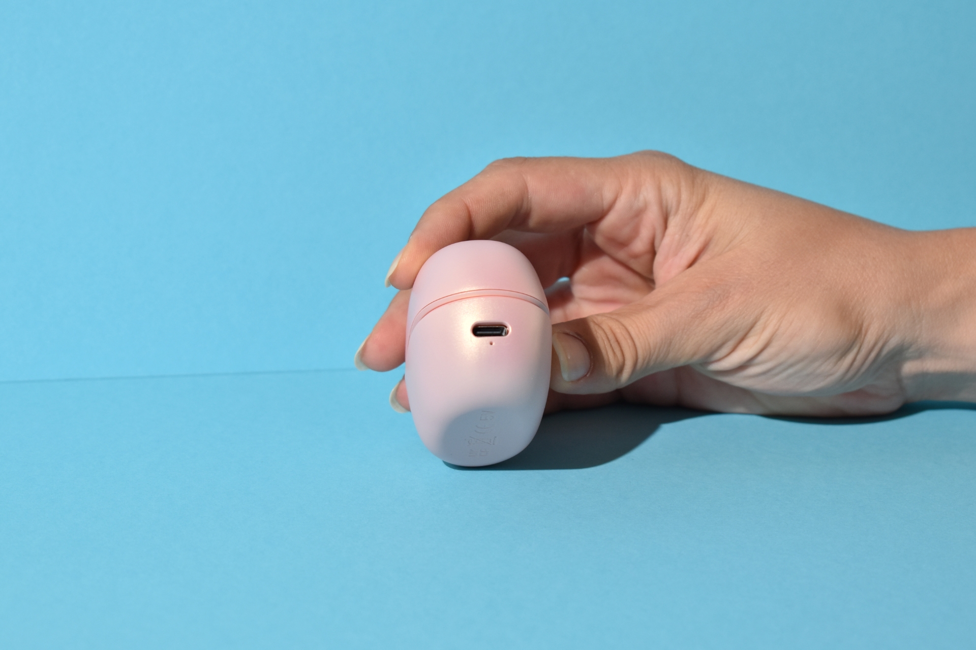 S HANDE Mini Earbud case charging port