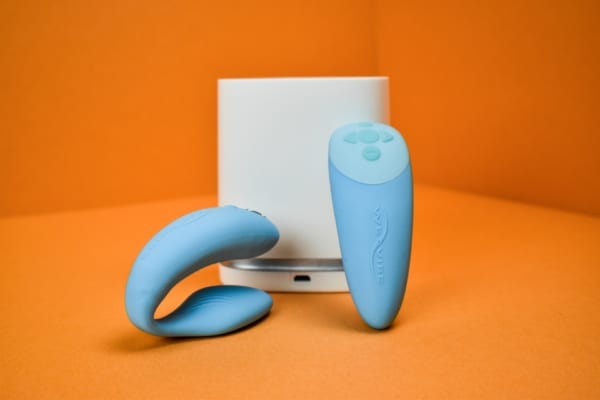 We-Vibe Chorus, Squeeze remote and the charger