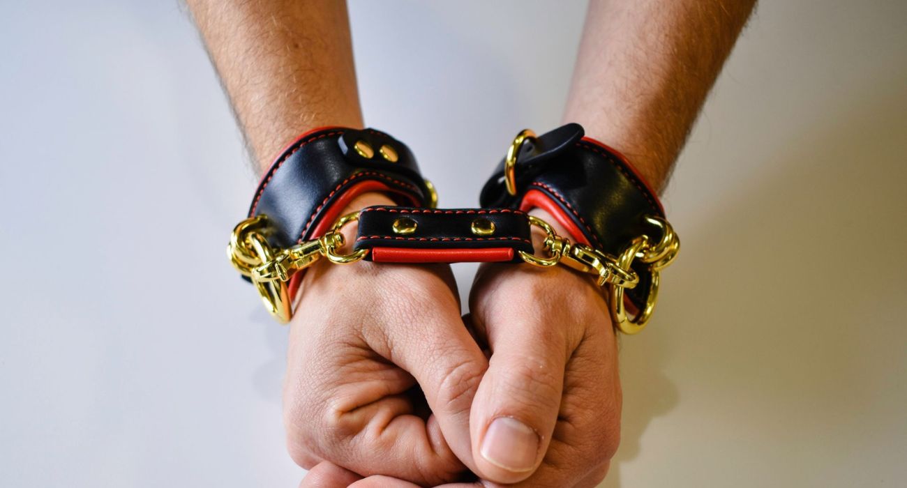 Utimi Bondage Handcuffs in use