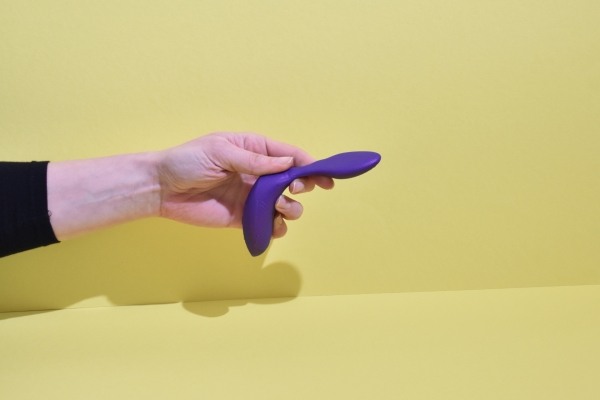 hand stretching We-Vibe Chorus Pro